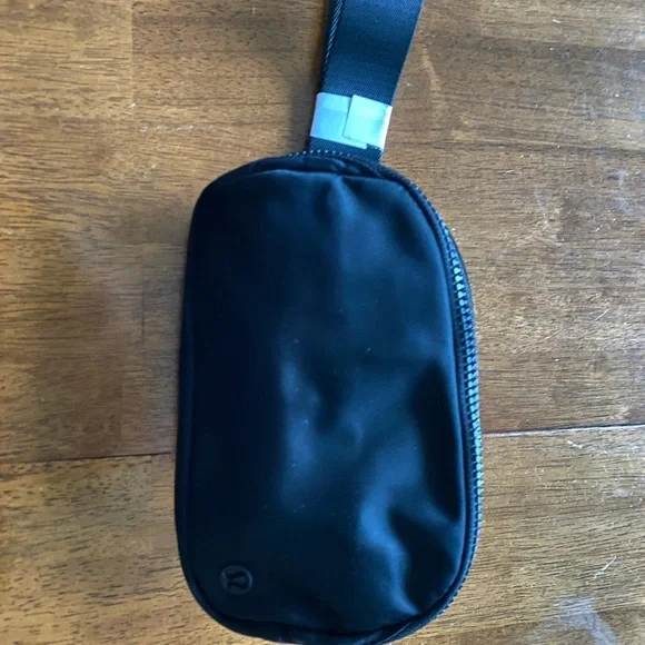 LAST ONE NWT Lululemon Everywhere Belt Bag in matte black Rare - Picture 10 of 10